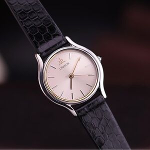 Vintage 1981 Seiko Credor 7371-0020 23mm Women’s Watch
“Silver Dial”